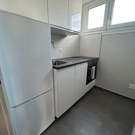 & Renovated - Near Train Station & Center Apartment