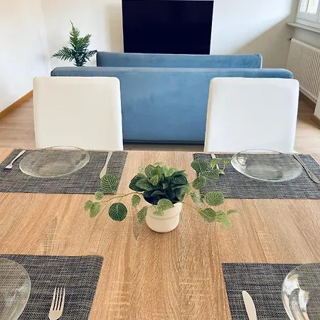 & Renovated - Near Train Station & Center Apartment *