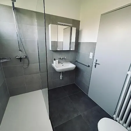 & Renovated - Near Train Station & Center Apartment *