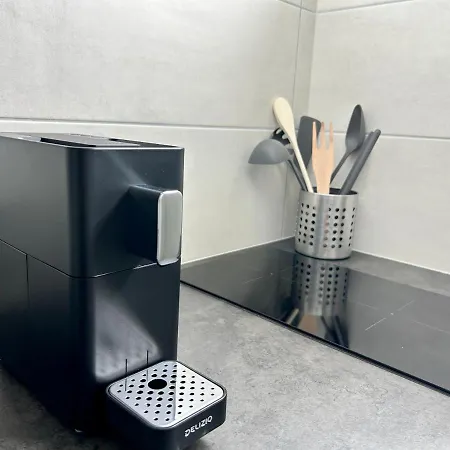 & Renovated - Near Train Station & Center Apartment *