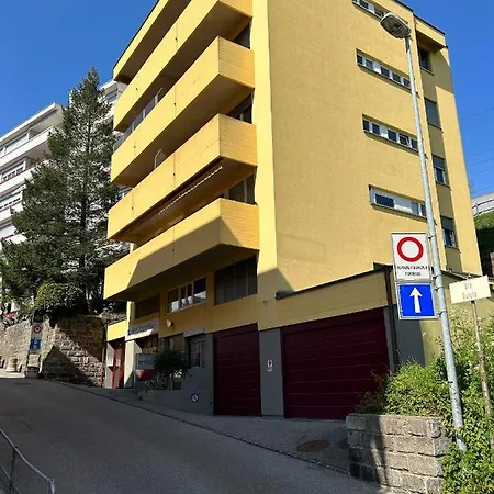 & Renovated - Near Train Station & Center Apartment *